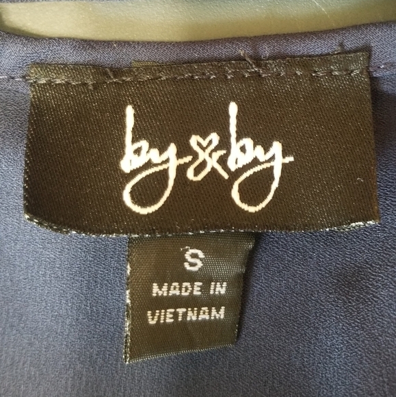 By & By Blouse. Flattering Arm Slits & Rouched Midline. Gathered Sleeves. Size S - Picture 7 of 8